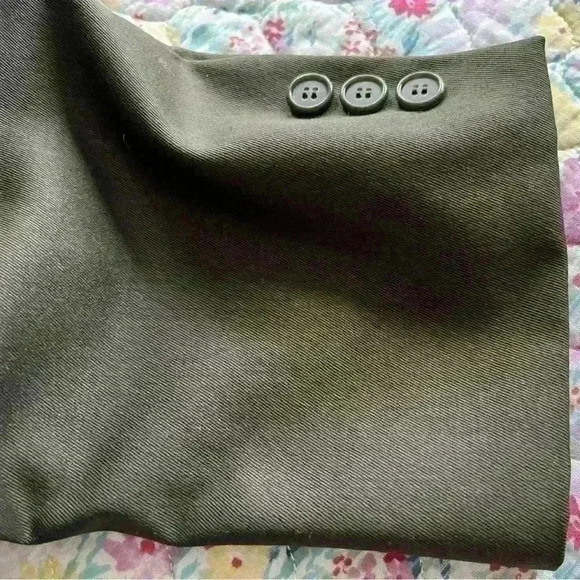 Men’s green double breasted suit. In fair condition has hole in the back of suit - Picture 7 of 12